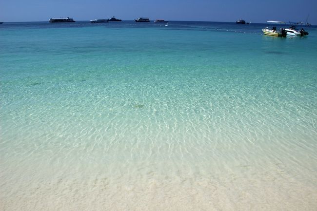 ☆Pattaya Beach Walking @ Koh Lipe Thai<br /><br />◎Varin Resort前辺り<br /><br />タイのモルディブと言われるのも“なるほど”<br />でも一番キレイな条件の時に撮影しているので<br />いつもこんなにキレイだとは保証はできません(^^;)。