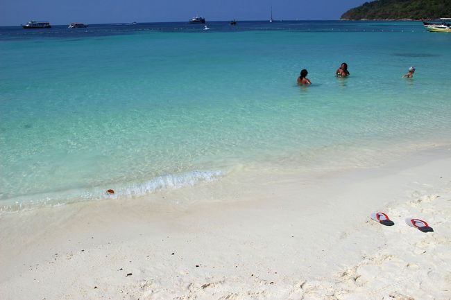 ☆Pattaya Beach Walking @ Koh Lipe Thai<br /><br />◎Varin Resort前辺り<br /><br />ファラン(白人)は何をするわけでもなく<br />ただ海に浸かりながらおしゃべりするのが大好きです。<br />