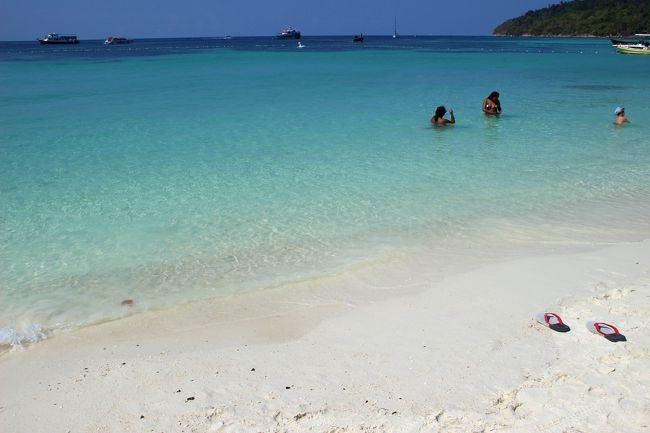 ☆Pattaya Beach Walking @ Koh Lipe Thai<br /><br />◎Varin Resort前辺り<br /><br />さすがに温泉ほど温かくありませんが<br />水温は２８度くらいなので<br />浸かるにはちょうどいい水温だと思います。