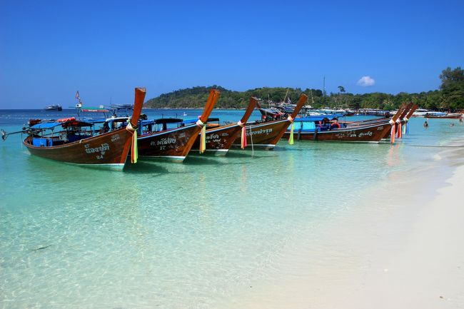 ☆Pattaya Beach Walking @ Koh Lipe Thai<br /><br />◎Walking Street前辺りのLongtail Boat<br /><br />ロングテールボートは日中はアイランドホッピングなどに出かけているので<br />さほど多くありませんが朝晩は帰港し船だらけになります(^^;)。<br />