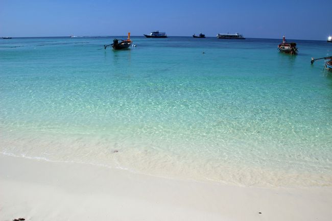 ☆Pattaya Beach Walking @ Koh Lipe Thai<br /><br />◎Art Beach Club前辺り。<br /><br />海がやや黒ずんで見える辺りから向こうは<br />珊瑚礁が広がり、<br />船が頻繁に航行しますがニモ（カクレクマノミ）も<br />たくさん見られます。
