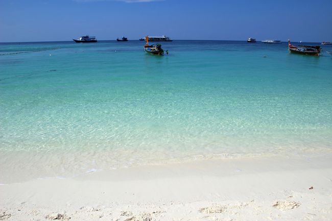 ☆Pattaya Beach Walking @ Koh Lipe Thai<br /><br />◎Art Beach Club前辺り。<br /><br />パタヤビーチは船が多いので<br />安全に海遊びできる地点何か所かがコースロープで囲われているので<br />安全です。<br />それ以外も禁止ではありませんが事故の場合自己責任が生じます。