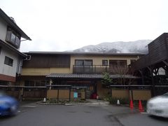 酷道を走り和の宿ホテル祖谷温泉に到着
こちらは日本秘湯を守る会加盟宿
正面が本館で左にちょっと写っているのが別館
この写真は翌朝撮ったものなので背後の山が雪化粧しています
