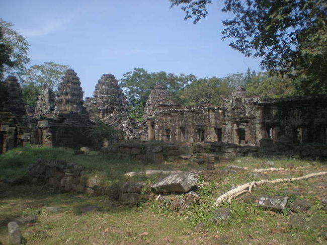 　朝成田を出て香港で乗り換え、夜カンボジア・シュムリアップ国際空港に着陸。<br />空港を出て、タクシー・トゥクトゥク案内所に行きトゥクトゥクで、ホテルまで行く。その時に、トゥクトゥクの運転手と3日間アンコール・ワット遺跡巡りを45米＄で、契約した。<br /><br />1日目　朝10時ホテルを出発。<br />チケット売り場に行き、3日間券を購入。62米＄<br />1日目は、アンコール・ワット小回りコース<br />１．バンテアイ・クティ