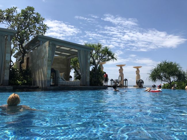 お部屋に戻って着替えたら、プールに行きます♪<br />11時くらいに行ったので、プールサイドにあるカバナは全て埋まっていました。ビーチチェアも日陰は既に埋まっていました。