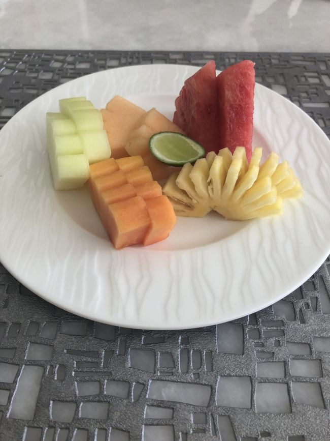 朝ごはんは、オーダー式です。まずは、フルーツプレートを。スイカが甘くて美味しかった♪