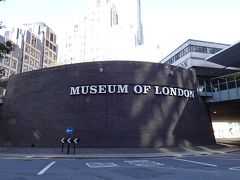 少し北にロンドン博物館があるので行ってみました。市立博物館です。