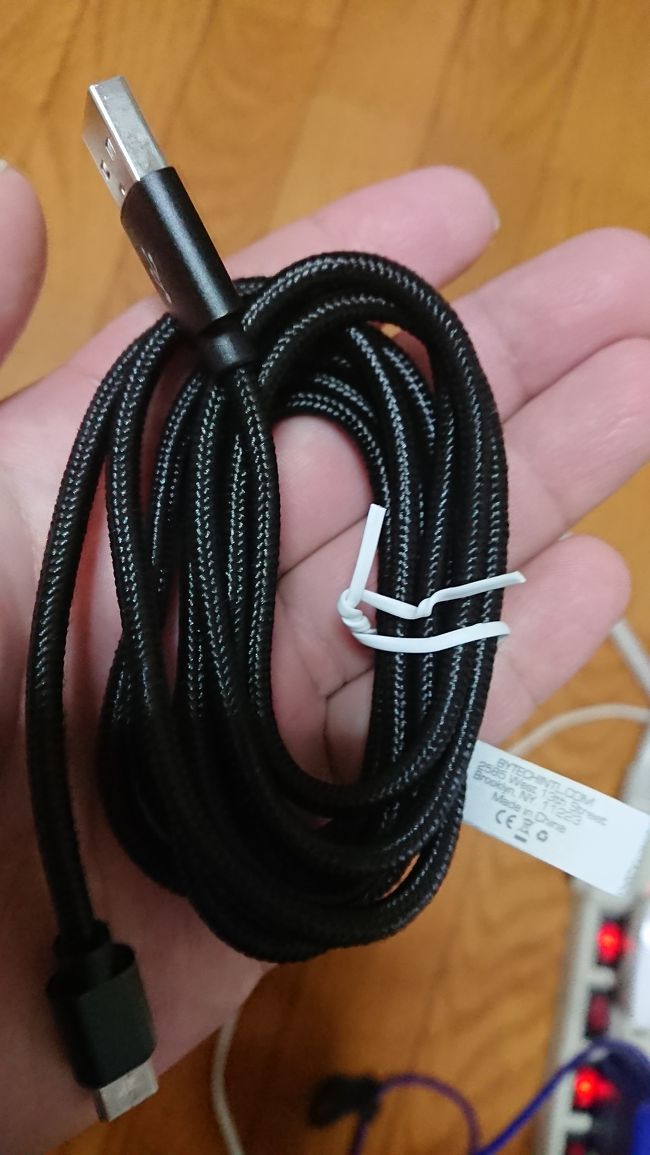 ホテルの中にあるローソンで買った端末ケーブルです。帰りの飛行機の中、助かりましたo(^o^)o