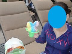 プールサイドでおやつ 