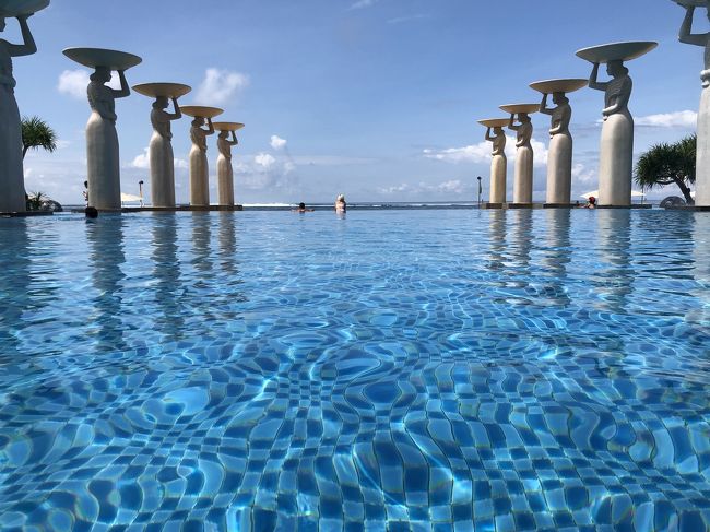 ムリアのメインプールにも入りました♡<br />こちらはあまり泳いでいる人はいません。<br />両サイドの女神像が素敵です。
