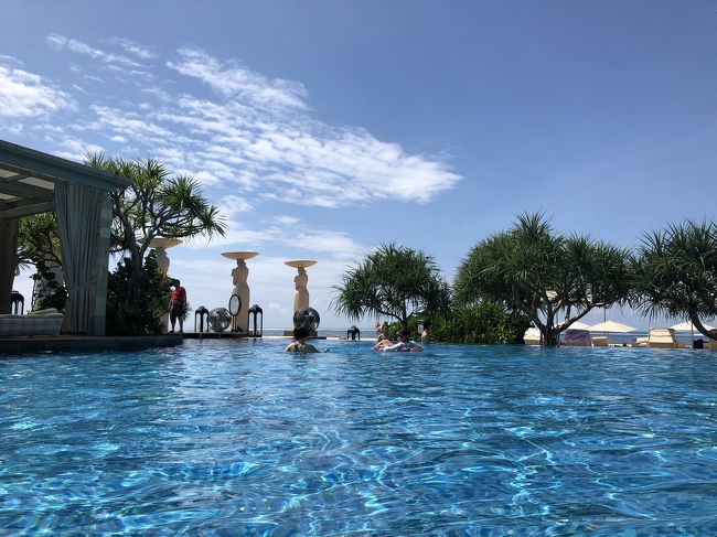 さっそくプールで泳ぎます♪ビーチチェアは埋まっていても、プール自体は空いてます。