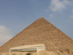 太陽の船博物館はクフ王のピラミッド南側にあります。