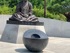 烏竹軒 
オジュッコン / &#50724;&#51453;&#54732;


https://www.konest.com/contents/spot_mise_detail.html?id=7348


江原道(カンウォンド)・江陵(カンヌン)にある烏竹軒(オジュッコン)は、

五千ウォン札の肖像画である栗谷李珥(ユルゴッ・イイ)と、

その母であり五万ウォン札の肖像に描かれている申師任堂

(シンサイムダン)の生家。 朝鮮時代初期の1450～1500年頃に

建てられたとされ、建物の周りを黒竹が生い茂っていたことから

「烏竹軒」と名付けられました。 

イ・ヨンエ、ソン・スンホン主演の韓国ドラマ「師任堂、色の日記」

ファンには必見のスポットです。


