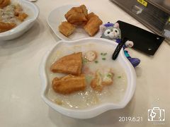 まずは、朝食を取りに、
ホテルの近くにある『海皇粥店』へ

いつもの皮蛋と豚肉のお粥を頼んだつもりが…
イカゲソとお魚のすり身が入ったお粥が…
それでもおいしかったので、結果オーライということで…
