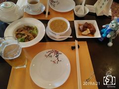 一通り遊んだところで、
お昼を頂くことに…

『プラザ・イン』で中華のランチセットを頂きました

まずは前菜2品とスープで…