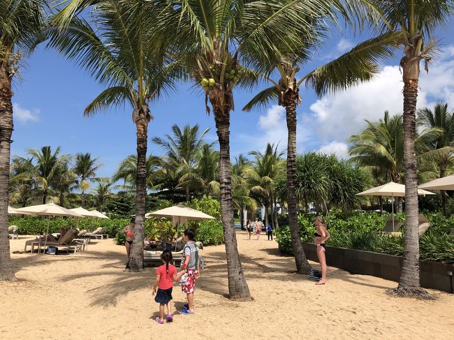 お隣のムリアリゾートのプールも見に行きます♪<br />こんな道を挟んで敷地が繋がっています。