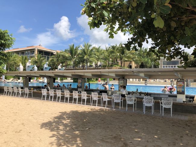 プールバーがあるので、プールに入ったままお酒が飲めます♪