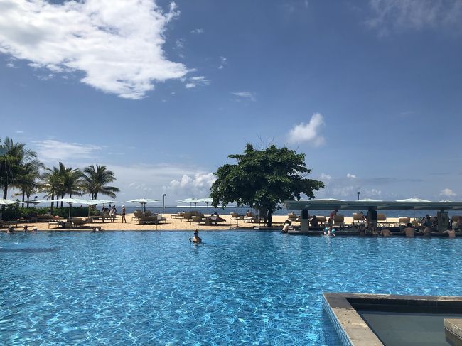 ムリアリゾートのプールに来ました。こちらの方が広くて賑やかです。お子さん連れが多い印象です。