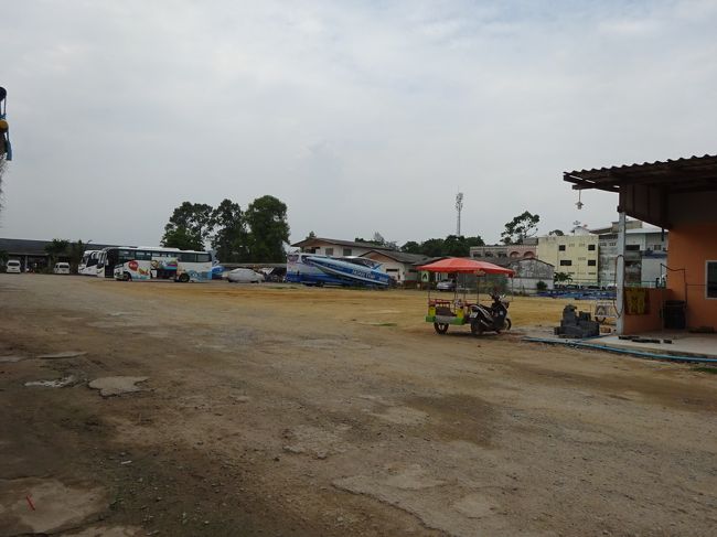 4日目<br /><br />バンコクのエカマイ東バスターミナルから4時間かけて<br />バンペーに到着！<br />15:00<br />小雨です。<br />そして土むき出しなので足が汚れる。