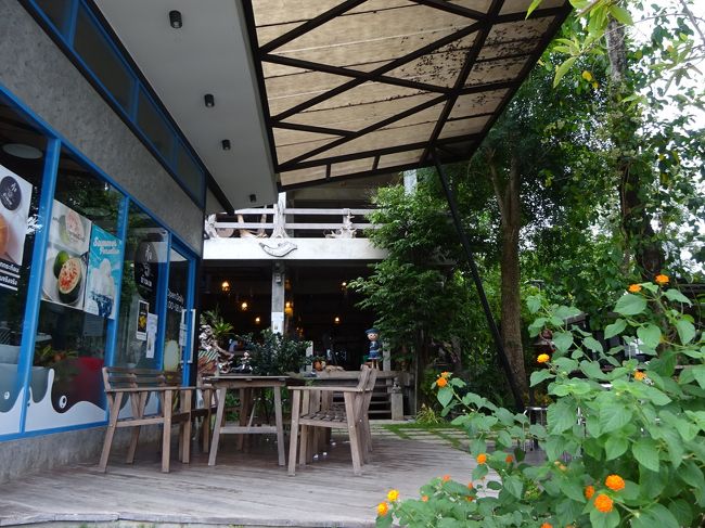 Mac garden resort and restaurant <br /><br />入り口はレストランになっていて、<br />ホテルのフロントはありません。<br />お店に入っていって<br />「チェックイン、チェックイン」と言ってキッチン脇のテーブルで手続き。