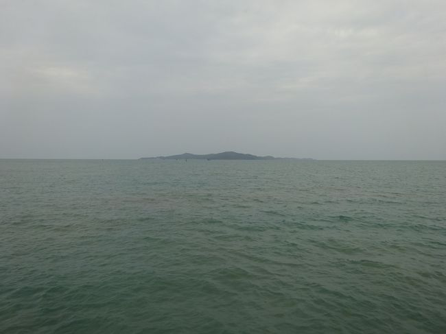 バンペー banphe<br /><br />15：00についてホテルにチェックインして散策へ。<br />先に見えるのがサメット島。<br />天気悪すぎ。<br />今日、島に行かなくて良かった。<br />