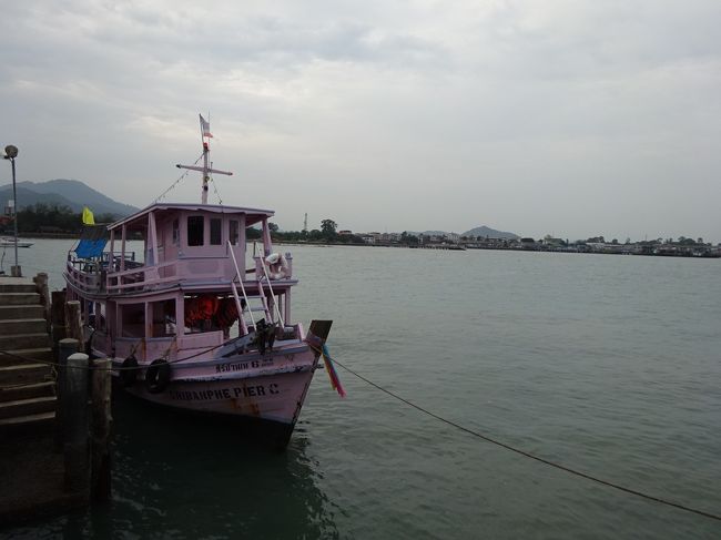 バンペー banphe<br /><br />サメット島へ行く桟橋<br />サメット島から帰ってきた白人がチラホラ。