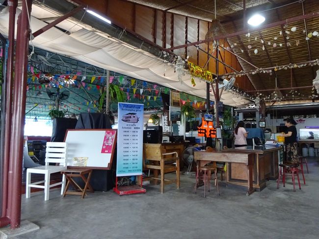 バンペー banphe<br /><br />桟橋のカフェ兼ツアーデスク<br /><br />