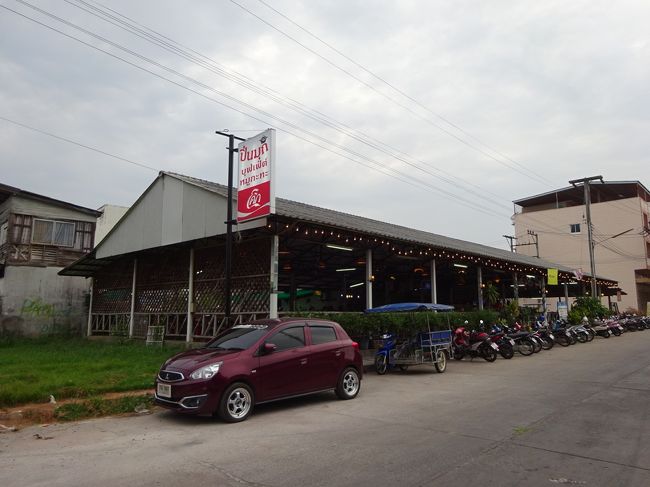 バンペー banphe<br /><br />ムーガタ屋さんmookata <br /><br />宿から市場方面に歩いて交差点を過ぎた辺りの右側に<br />ムーガタ屋さんの看板を発見！<br />摩訶不思議姉妹の好物のムーガタ！<br />お夕飯はここで決まり！