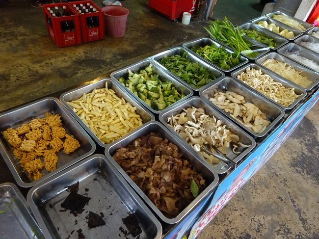 バンペー banphe<br /><br />ムーガタ屋さんmookata <br />色々具材があってもいつも取る食材は決まっちゃうんだけどね（笑）<br />ヤングコーンもきのこ類も充実な品揃え。