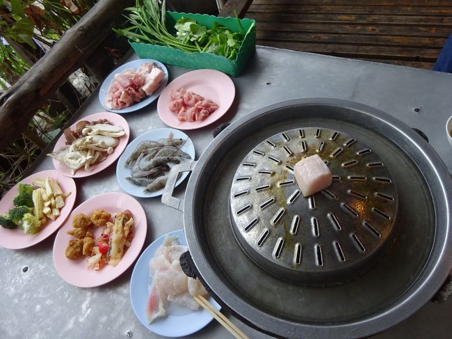 バンペー banphe<br /><br />ムーガタ屋さんmookata <br />焼きましょう！<br />まずはお鍋の焼きの部分に脂身を置いて油を鍋に馴染ませます。