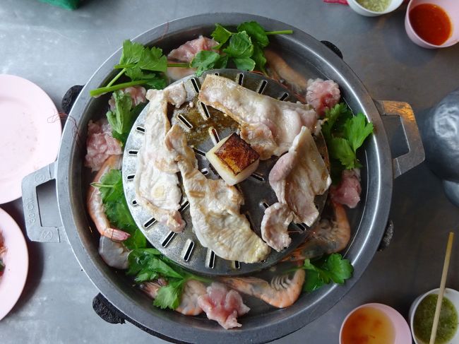 バンペー banphe<br /><br />ムーガタ屋さんmookata <br />焼きは豚肉。<br />煮込みは海老！<br />海の近くだから海鮮も食べ放題。<br />チェンマイのお気に入りのムーガタ屋さんスコンターは<br />海老は高いコースじゃないと食べれないからね。<br />