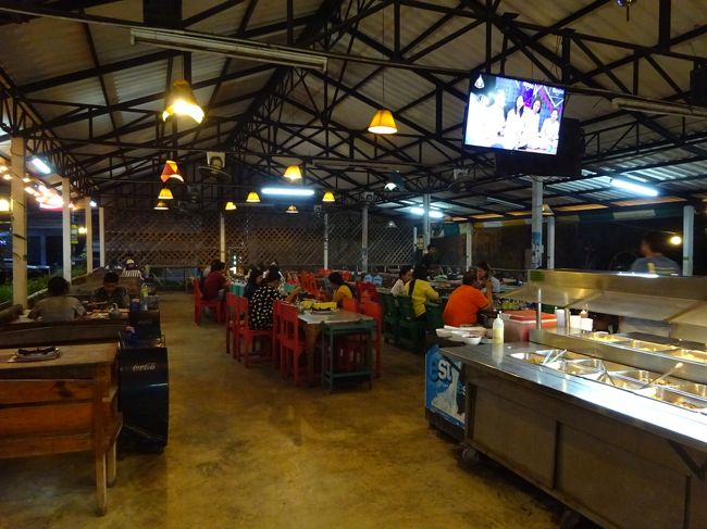 バンペー banphe<br /><br />ムーガタ屋さんmookata <br />観光客ゼロ。<br />地元密着なムーガタ屋さん。<br />ムーガタ1人139B<br />ビール80B(一本)<br />氷20B<br />1人190B！<br />安いよ安いよ。<br />明日もここに来るためにサメット島行くのやめちゃおう（笑）<br />