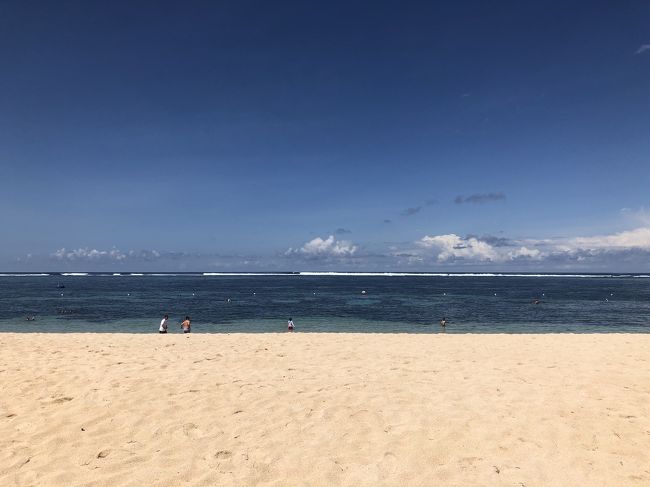 プライベートビーチに出ました。砂が真っ白で海と空のブルーが映えて本当に綺麗です♪プライベートビーチがあるホテルでも泳げるような綺麗なビーチではないところもありますが、ムリアのビーチはとっても綺麗で感動しました♡