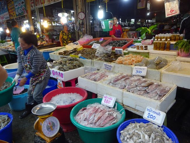 5日目<br /><br />バンペー banphe 街歩き<br /><br />朝起きたら土砂降り。<br />サメット島に行くのは諦めます。<br />宿を延泊。<br />これも4トラ経由hotels.comで。<br />マサラがクーポンを持っていたのでこれまた1352円。<br /><br />島に行っても景色も楽しめないだろうし。<br />白人でガチャガチャしてそうだし。<br />なので今日はのんびりとバンペーの街を散策してみます。<br /><br /><br />