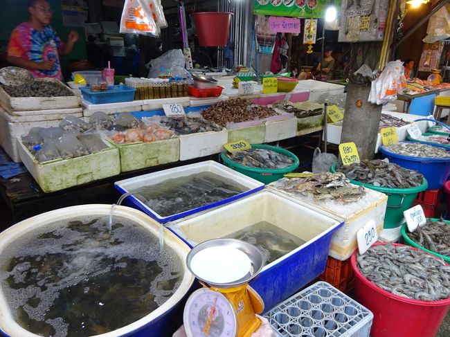 バンペー banphe 街歩き<br /><br />さすが漁港の町<br />市場の手前にも海鮮プチ市場<br />タイ人の他の地区から来たであろう人達がこぞってお買い物してます。<br />