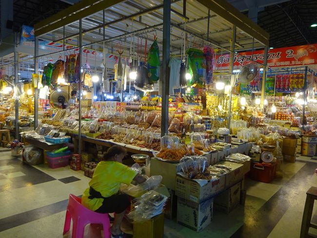 バンペー banphe <br />バンペー市場 Fish market <br /><br />メインは干物<br />イカとか貝とか