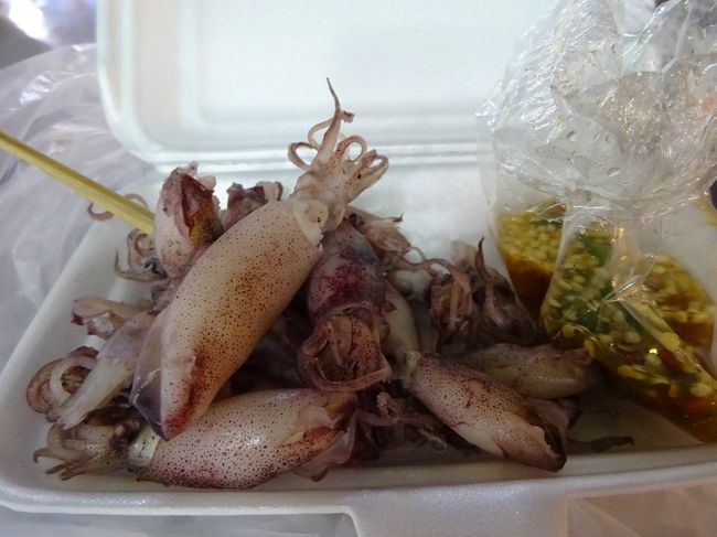 バンペー banphe <br />バンペー市場 Fish market <br /><br />さっきテイクアウトしたイカちゃん<br />50B