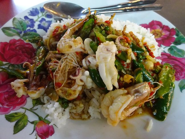 バンペー banphe <br />バンペー市場 Fish market <br /><br />スパイシー海鮮ご飯 60B<br />海老がゴロンゴロンと入ってます。<br />辛さは程よい感じ。<br />