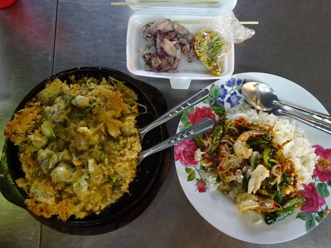 バンペー banphe <br />バンペー市場 Fish market <br /><br />ホイトート(牡蠣の卵焼き) 小<br />80B<br /><br />もちろん店頭で焼きたて<br />卵がサクサクフワフワで牡蠣はプリプリ。<br /><br />バンコクから日帰りは厳しいけど(自家用車だったら可能)<br />一泊して海鮮を食べに来るのもありだな。