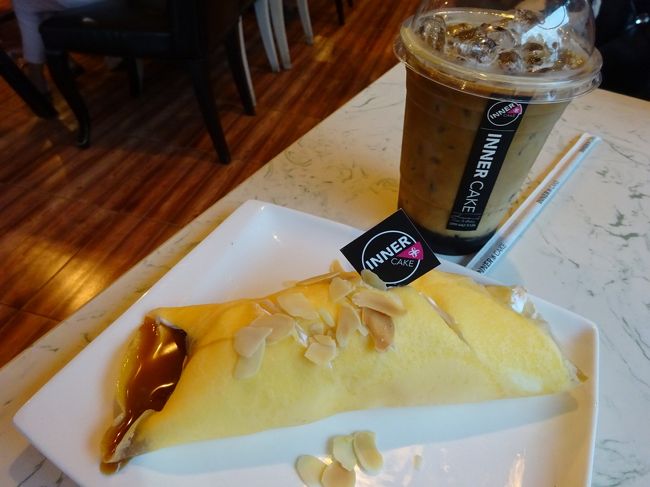 バンペー banphe <br />インナーカフェ INNER CAKE <br /><br />Banoffee roll cake バノフィーロールケーキ 65B<br /><br />ここのカフェはデザートの種類も多くて目移りしちゃった。<br />バノフィーってイギリスのお菓子らしいです。<br />バナナとクリーム、コーヒーソース又はチョコレートソースを使ったケーキ。<br />あまり日本では見かけないけど、<br />タイのカフェでは人気の一品。<br /><br />このケーキ1個とさっきの市場飯が同じ値段。<br />どんだけ市場飯が安いかお分かりになりましたか。<br />