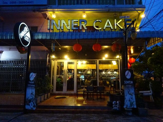 バンペー banphe <br />インナーカフェ INNER CAKE <br /><br />市場飯を堪能してまた土砂降りの中一旦宿へ避難。<br />せっかく街歩きを楽しみたかったのになぁ。<br /><br />夕方にお夕飯を探しに小雨の中出かけてみるも<br />お店がやっていない(オフシーズンだから？)<br />まぁランチをしっかり食べたお陰でそんなにお腹も空いてないし、<br />軽く食べるだけでいいかぁという事で<br />摩訶不思議姉妹にあまり馴染みがないオシャレカフェへ。<br />