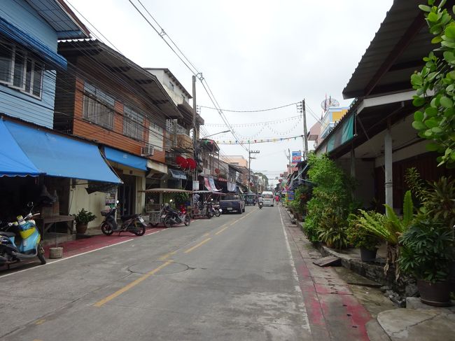 6日目<br /><br />今日は夕方にタイ人のお友達と合流するのでそれまでの自由時間。<br />行こうと思えばサメット島にも行けるけど、<br />なんかそそられない。<br />海鮮を食べるなら島に近い漁村で食べた方が安いじゃん。<br />それは去年のパヤム島で学んだので今回は天気も悪いし島でノンビリも出来なさそうなので。<br /><br />マサラがグーグルマップで見つけたシーフードレストランへ行く事にしました。