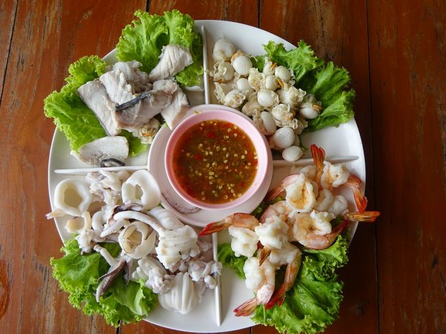 バンペー banphe <br />チェタイプレストラン chetaipu restaurant <br /><br />海鮮盛り合わせ 250B<br />イカ、えび、白身魚、ホタテをナムチム(ディップ)で頂きます。