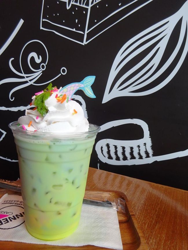 バンペー banphe <br />インナーカフェ INNER CAKE <br /><br />ホテルもチェックアウトしちゃったし、<br />荷物もそこそこあって街歩きするの大変～。<br />本当はお友達の家近くのクレンという隣町まで行く予定だったんだけど、<br />バンペーからはバスがないようで<br />急遽バンペーで拾ってもらうように予定を変更してもらいました。<br />なので夕方までカフェでノンビリタイム。<br /><br />マサラが頼んだマーメイドラテ<br />映えるね～。