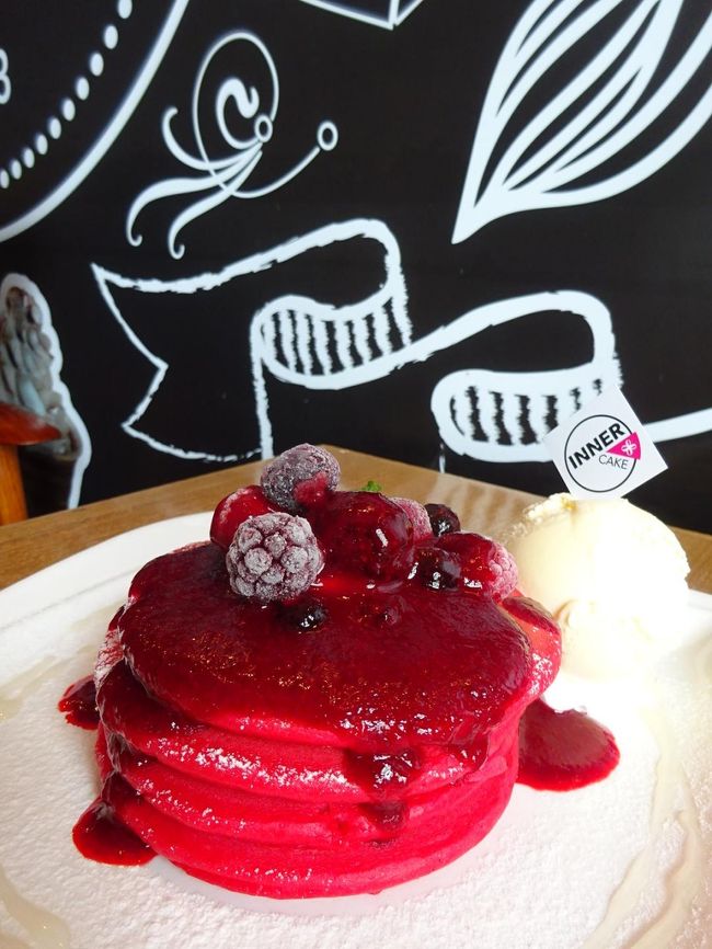 バンペー banphe <br />インナーカフェ INNER CAKE <br /><br />私はレッドベルベットパンケーキ<br />160B<br /><br />ここで4時間ほど時間を潰してお友達のピックアップを待ちます。<br /><br />バンペー、大満足。<br />バンコクからバスで一本で来れるし、<br />日帰りは厳しいけど一泊すれば海鮮を思う存分に楽しめるし、<br />(人数がいれば車をチャーターすれば日帰りも可能！)<br />バンコクでぼったくり海鮮を食べるならバス代かけてもバンペーに来た方がいいな。<br />きっとオンシーズンだったらレストランももっと選べるだろうし。<br /><br />サメット島へ行く乗り継ぎだけで使うのはもったいない。<br />多分来年も来ると思います。<br />またね～！<br /><br />やっぱりタイの地方は楽しいな。