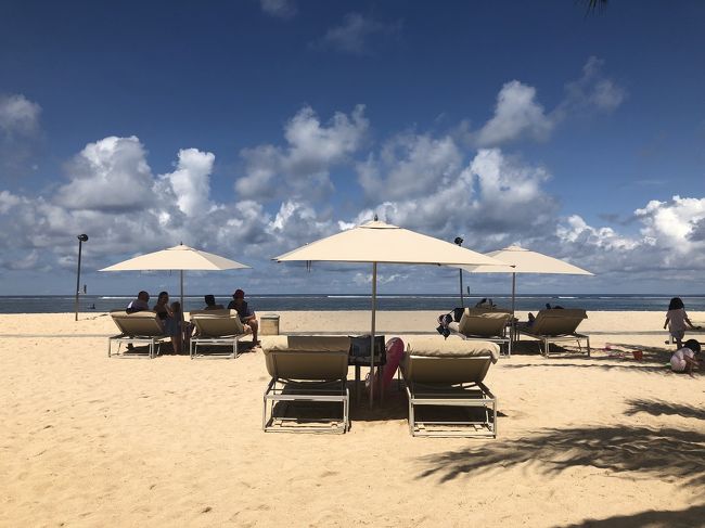 ビーチチェアで休憩。ザ・ムリアのパラソルは白でムリアリゾートはブルーです。ザ・ムリアに宿泊するとどちらも使えます。パラソルは余裕を持った配置になっているので、お隣を気にせずくつろげます。