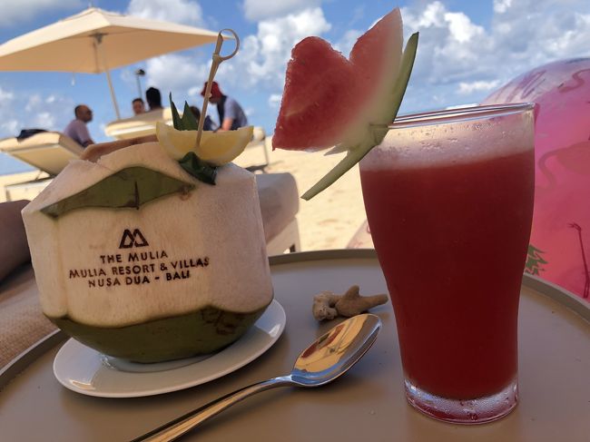 ココナッツジュースとスイカジュースで水分補給♪<br />綺麗なビーチでのんびりできて幸せです♡