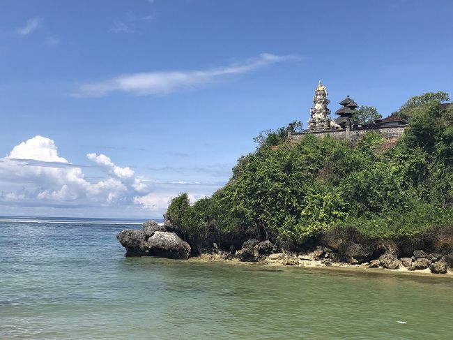 崖の上には寺院のような建物が見えます。