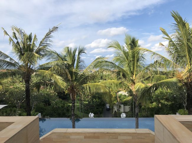 ムリアヴィラスのフロントからの眺め。お部屋にもプールがあるからお籠りステイなのか、プールなどパブリックスペースにはほとんど人がいません。