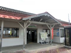 駅前に出てきました。
駅名の看板が、結構年季の入っていそうな駅舎と比べて目につきますが、
近鉄の駅の最近のものとそっくりであるのが、養老鉄道のなりたちを感じさせます。